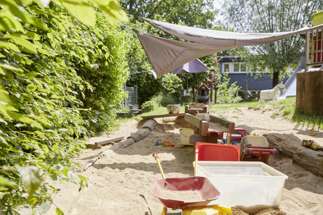 Sandkasten mit Sonnensegel